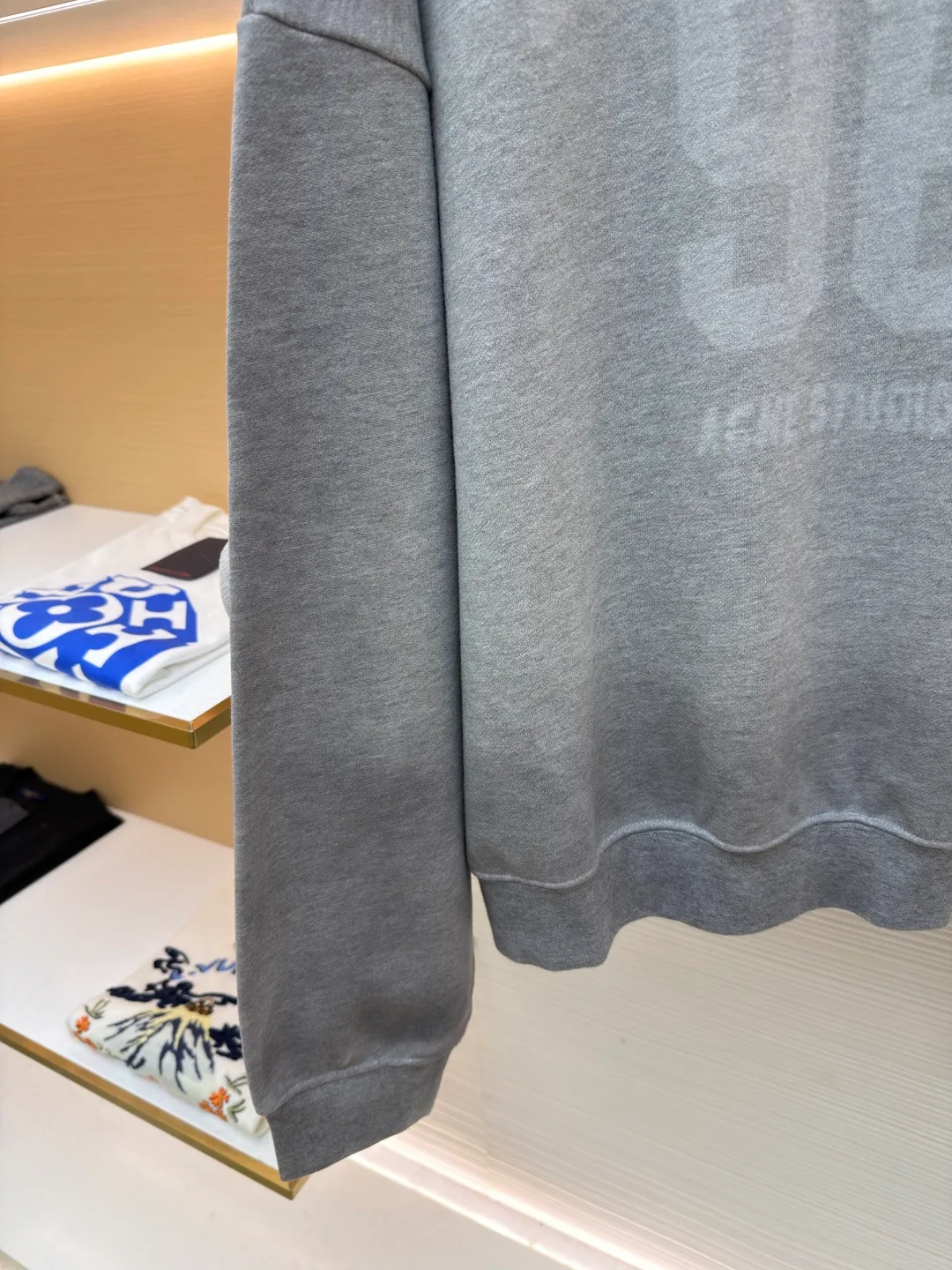 Acne Studios printed logo sweatshirt ●Original version: Purchased and developed for 4700 ●Item number: 1682167-A80 ●Fabric: Floral soft velvet nylon fabric ●Technology: Imported machine foam printing ●Color: Gray ●Version: Loose version ●Weight: about 610 grams ●Size: Shown in a subtle and restrained manner, it is embellished with the college-style seasonal logo pattern, and uses simple and tense lines to outline the personality logo. The hidden luxury beauty of sweatpants carved with Maliu craftsmanship. From rich to light, the color transition is natural and smooth, and the elegant style is like the precipitation of time. The suit attendance interprets the infinite possibilities of fashion from a unique perspective. Imported machine foam printing uses imported professional printing equipment to apply a special white slurry to the textile surface in a specific pattern through precise mechanical control. The foaming agent is thermally decomposed to produce gas, which expands the slurry to form a three-dimensional white foam pattern. Gradient special slurry spraying process sprays dyes of different colors on the surface of the fabric to achieve rich color changes in the clothes under different lights, increasing the visual layering. The fabrics have been carefully washed, have a better hand feel and texture, are not easy to deform, are not easy to shrink, are not easy to fade, and maintain long-term beauty. The overall wiring is straight and delicate, the fabric is comfortable and soft, and the color is consistent without color difference. It can be matched with the same style to create a fashionable look and control various occasions. Customized accessories, complete with three standards, same style for men and women!